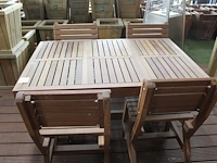 Hardhouten tuinset bestaande tafel en vier stoelen. tafelafmeting 139 x 94 x 76 cm.