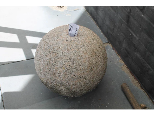 Hardstenen fontein. doorsnede ca 30 cm. - afbeelding 1 van  2