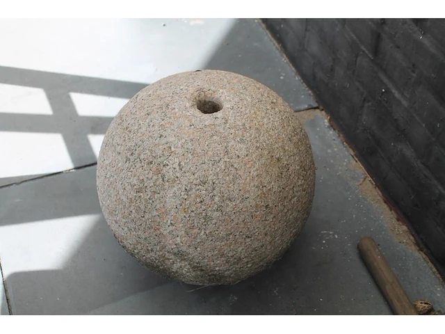 Hardstenen fontein. doorsnede ca 30 cm. - afbeelding 2 van  2