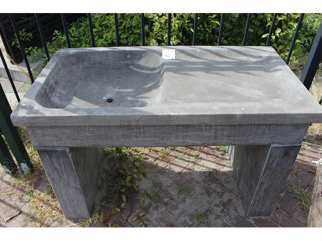 Hardstenen gootsteen. afmeting 124,5 x 65 x79 cm. let op: lichte beschadigingen aan twee hoeken. - afbeelding 1 van  3