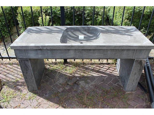 Hardstenen gootsteen. afmeting 165 x 65 x 79 cm. - afbeelding 1 van  3