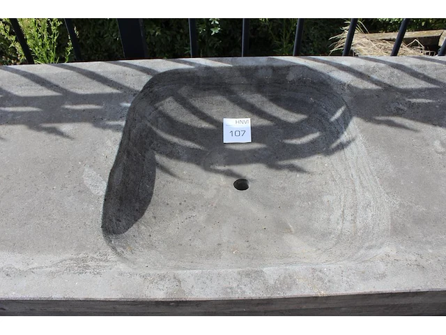 Hardstenen gootsteen. afmeting 165 x 65 x 79 cm. - afbeelding 2 van  3
