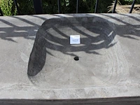 Hardstenen gootsteen. afmeting 165 x 65 x 79 cm. - afbeelding 2 van  3