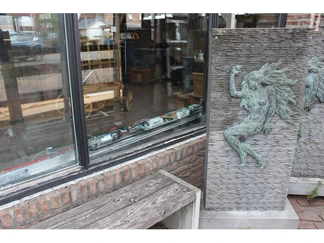 Hardstenen tuinbeeld / fontein met metalen opzet. afmeting 75 x 35 x 149 cm. let op: kleine beschadiging li... - afbeelding 1 van  3