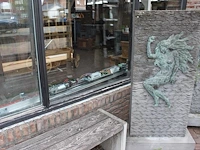 Hardstenen tuinbeeld / fontein met metalen opzet. afmeting 75 x 35 x 149 cm. let op: kleine beschadiging li... - afbeelding 1 van  3