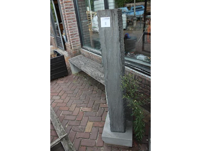 Hardstenen tuinbeeld / fontein met metalen opzet. afmeting 75 x 35 x 149 cm. let op: kleine beschadiging li... - afbeelding 2 van  3