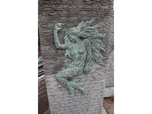 Hardstenen tuinbeeld / fontein met metalen opzet. afmeting 75 x 35 x 149 cm. let op: kleine beschadiging li... - afbeelding 3 van  3