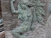 Hardstenen tuinbeeld / fontein met metalen opzet. afmeting 75 x 35 x 149 cm. let op: kleine beschadiging li... - afbeelding 3 van  3