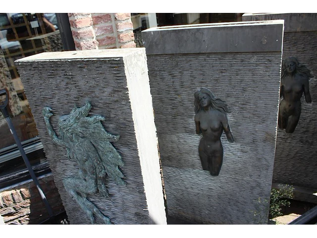 Hardstenen tuinbeeld/fontein met metalen opzet. afmeting 75 x 35 x 149 cm. - afbeelding 1 van  2