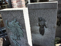Hardstenen tuinbeeld/fontein met metalen opzet. afmeting 75 x 35 x 149 cm. - afbeelding 1 van  2
