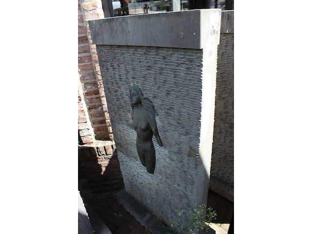 Hardstenen tuinbeeld/fontein met metalen opzet. afmeting 75 x 35 x 149 cm. - afbeelding 2 van  2