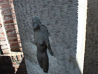Hardstenen tuinbeeld/fontein met metalen opzet. afmeting 75 x 35 x 149 cm. - afbeelding 2 van  2