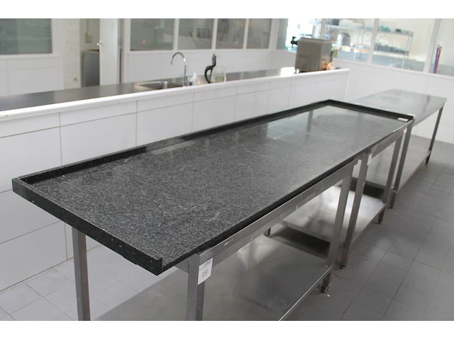 Hardstenen werkblad zwart met afmeting 286 x 75 cm. - afbeelding 1 van  2