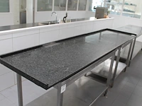 Hardstenen werkblad zwart met afmeting 286 x 75 cm. - afbeelding 1 van  2