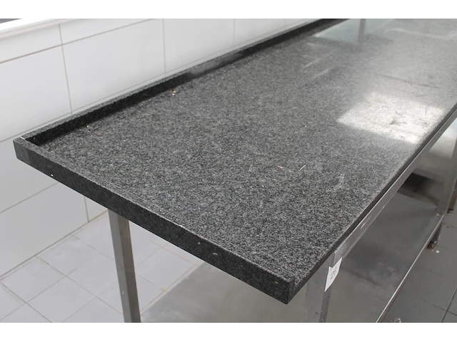 Hardstenen werkblad zwart met afmeting 286 x 75 cm. - afbeelding 2 van  2