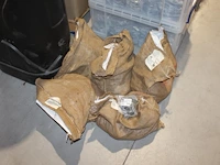Harpsluitingen dx 50x40x12 mm in 5 jute zakken. totaal ca. 250 stuks. - afbeelding 1 van  2