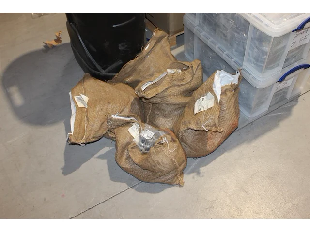 Harpsluitingen dx 50x40x12 mm in 5 jute zakken. totaal ca. 250 stuks. - afbeelding 2 van  2