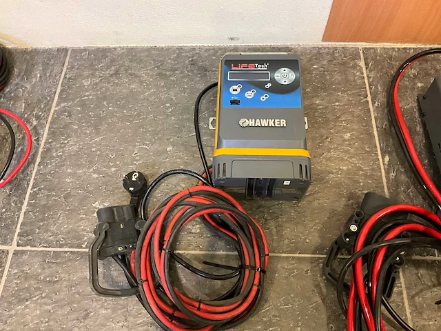 Hawker - 24v 36a - acculaders - - afbeelding 1 van  3