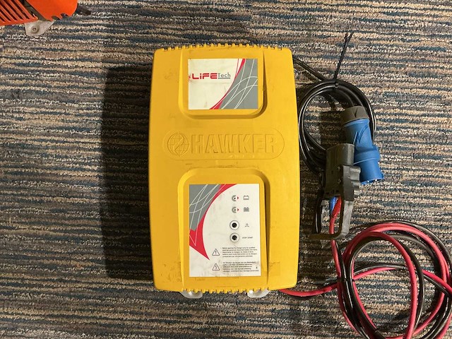 Hawker - 24v 60a - acculaders - afbeelding 1 van  2