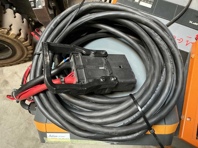 Hawker - 48v 82a - acculaders - afbeelding 2 van  3