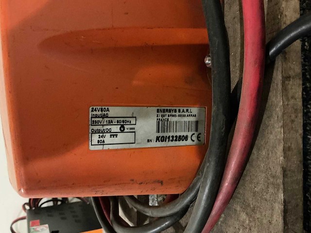 Hawker lifetech - 24v 80a - acculaders - afbeelding 2 van  2