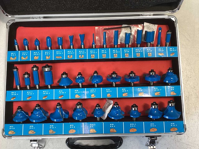 Hbm 35-delige houtfrezenset – 8mm schacht, hardmetaal, diverse profielen - afbeelding 2 van  3