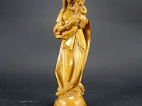 Heel gedetailleerd in hout gesneden madonna met kind - afbeelding 1 van  5