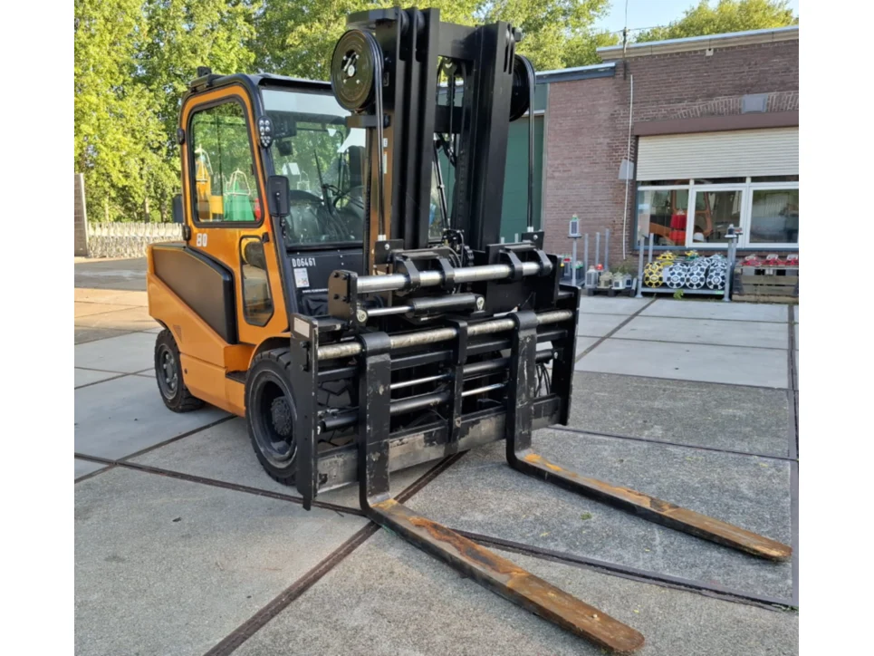 Heftruck en stellingmateriaal
