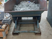 Heftruck kiepbak met aluminium spaanders - afbeelding 3 van  6