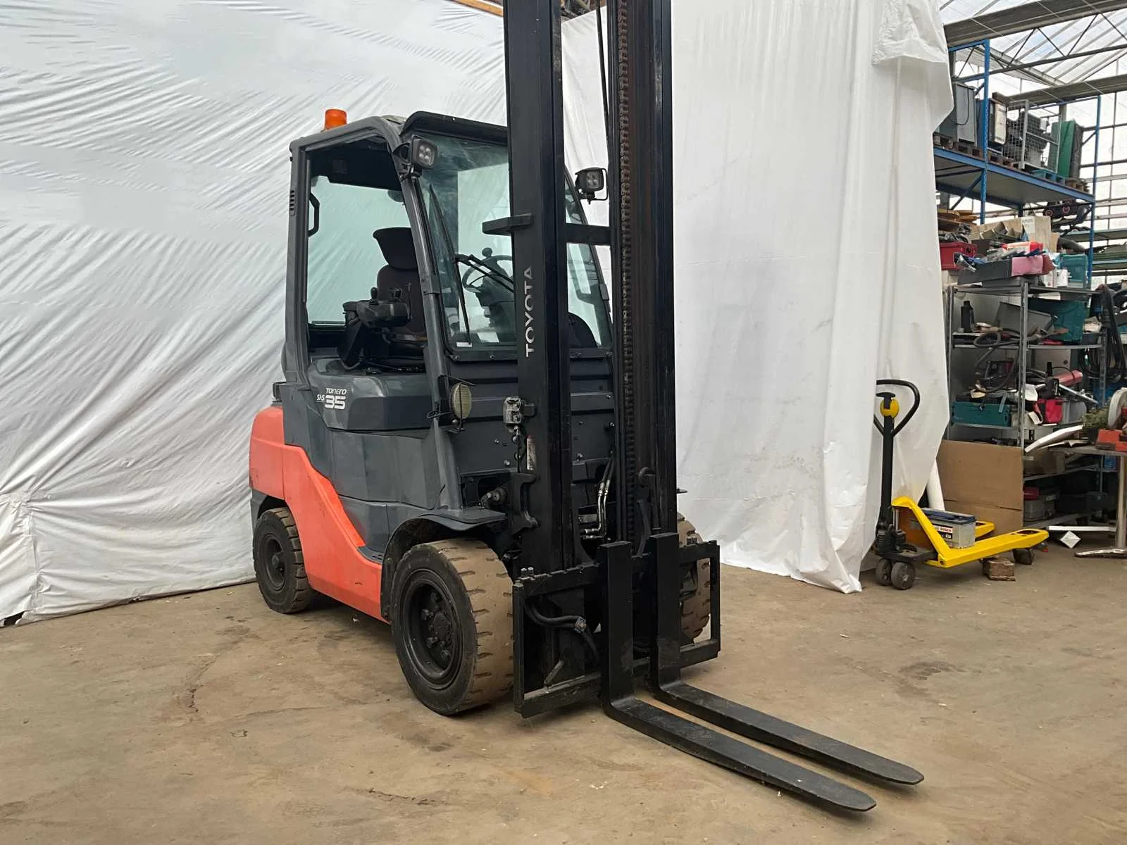 Heftrucks, bouwmachines, gereedschappen en partij handel