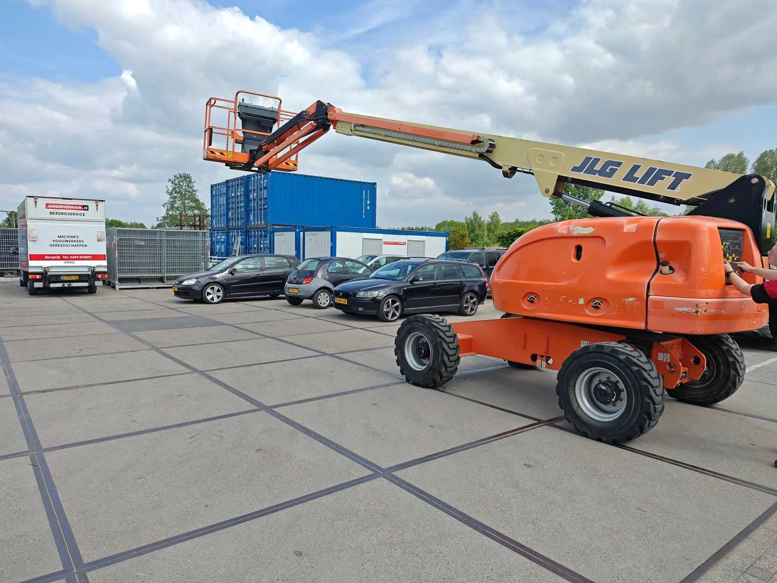Heftrucks, generatoren, gereedschappen en bouwmaterialen