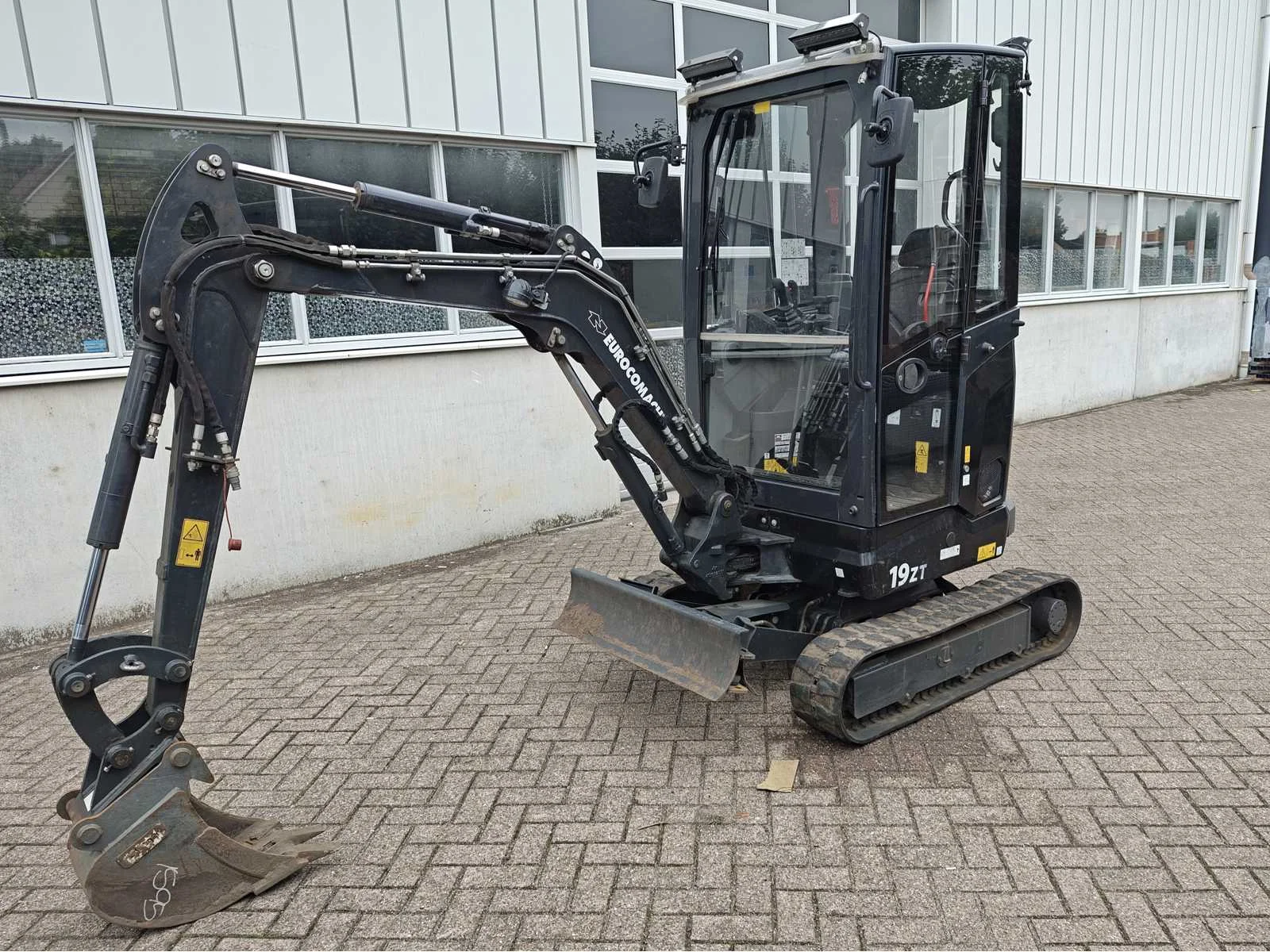Heftrucks, generatoren, gereedschappen en bouwmaterialen
