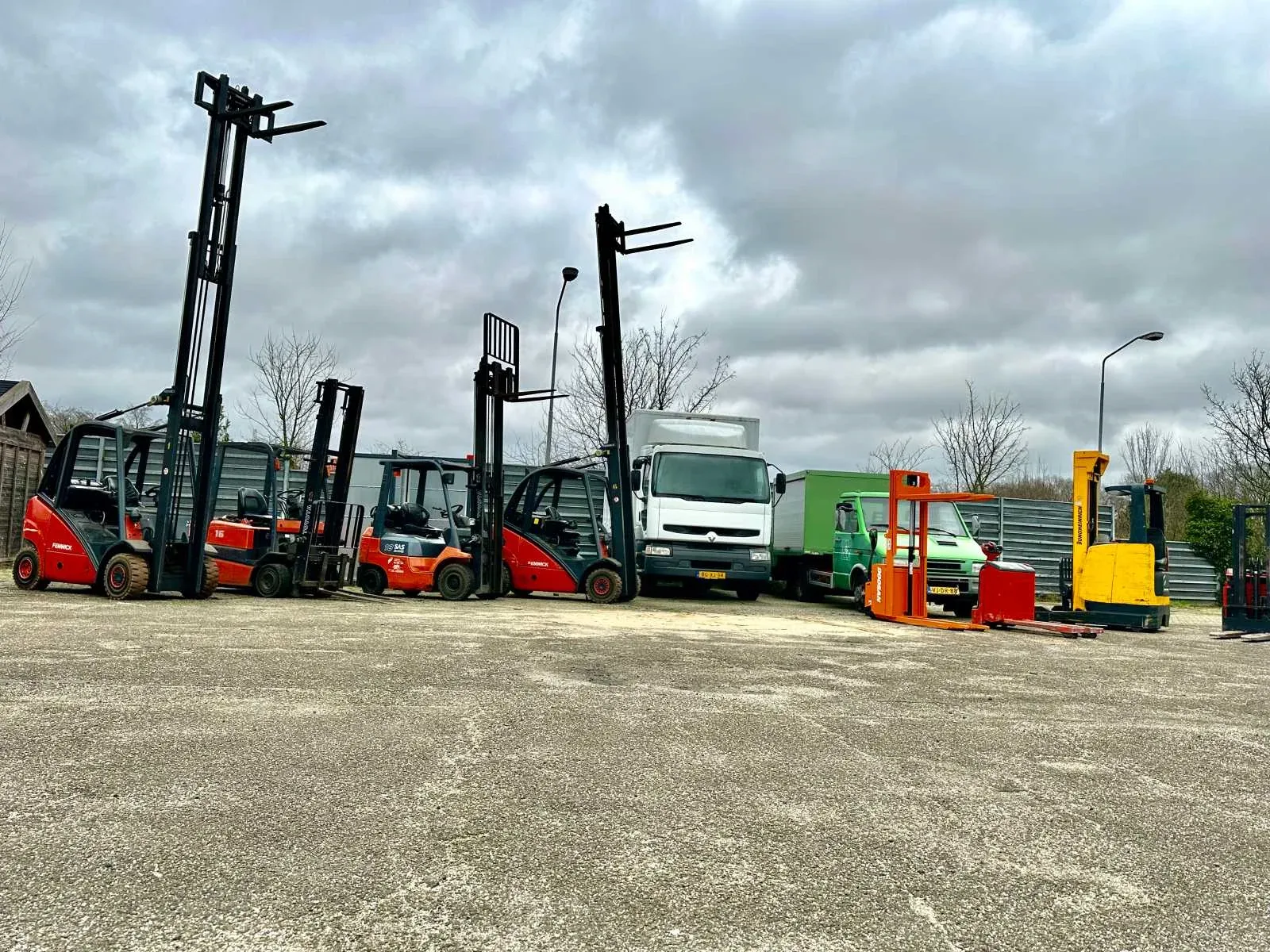 Heftrucks, machines, vliegtuig en gereedschappen