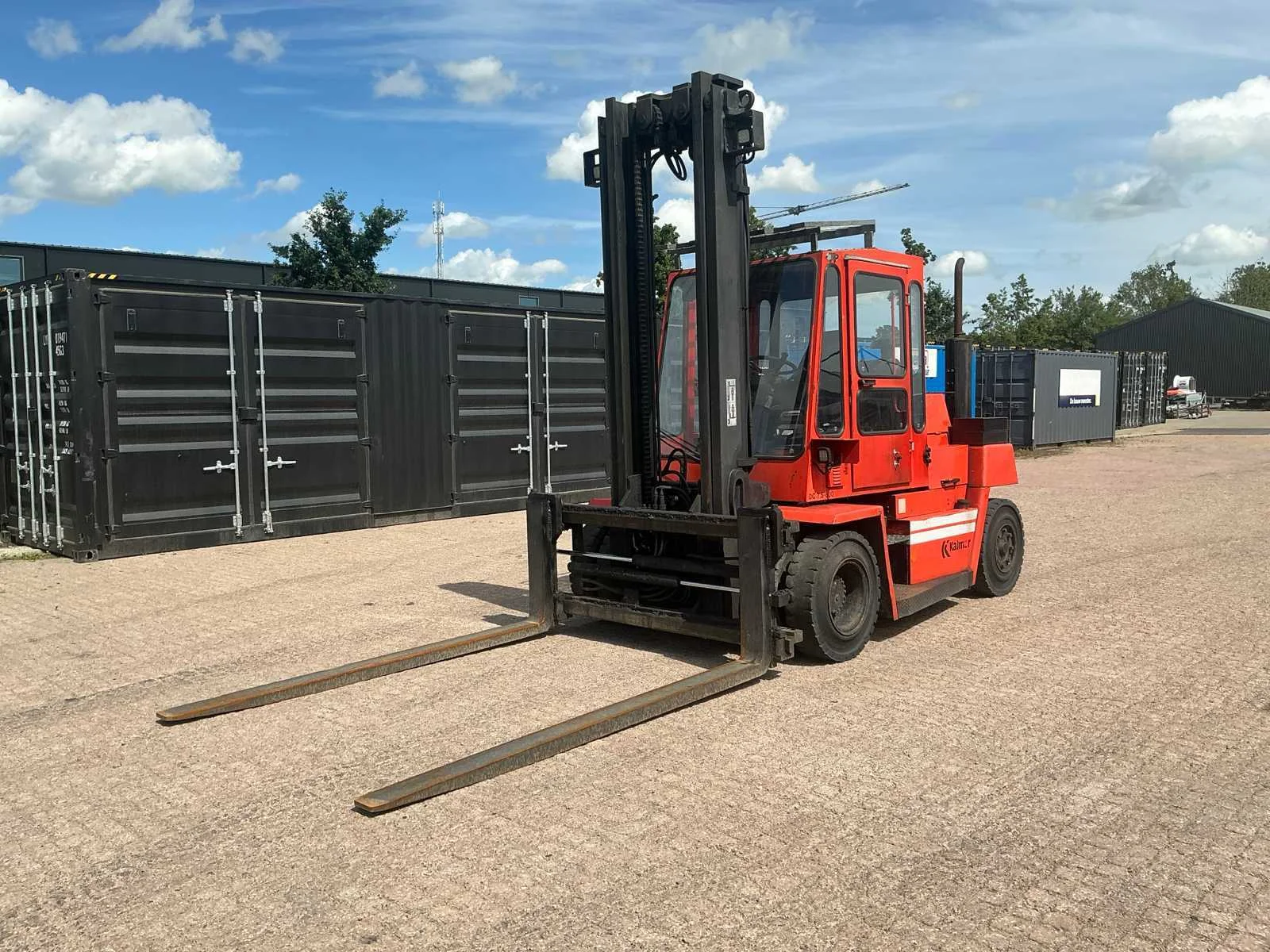 Heftrucks, ribboot met trailer, voertuigen, staalconstructies, shelters, aanbouwdelen, buitenkeukens en gereedschap