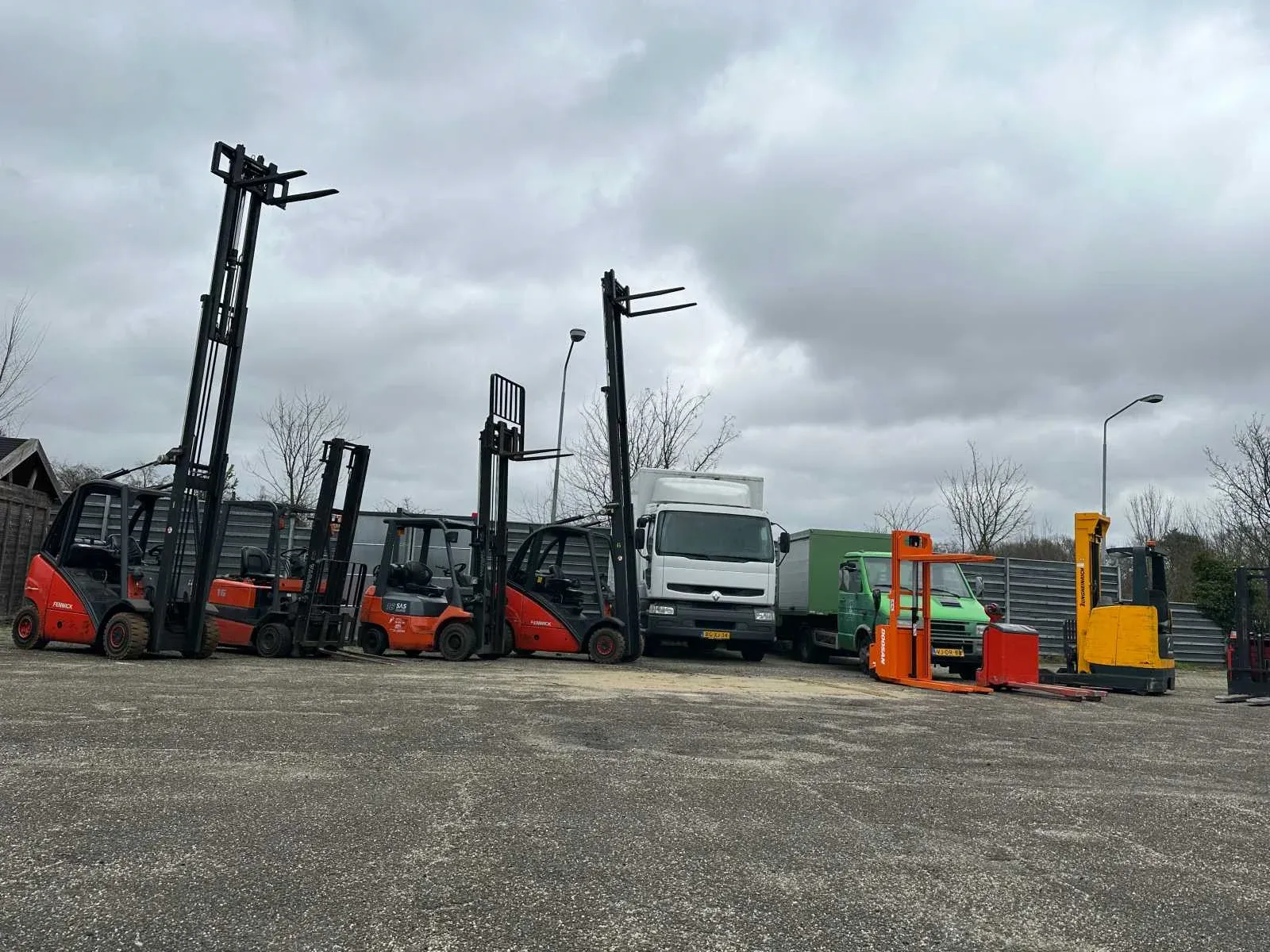 Heftrucks, rollend materieel, machines en palletsteling
