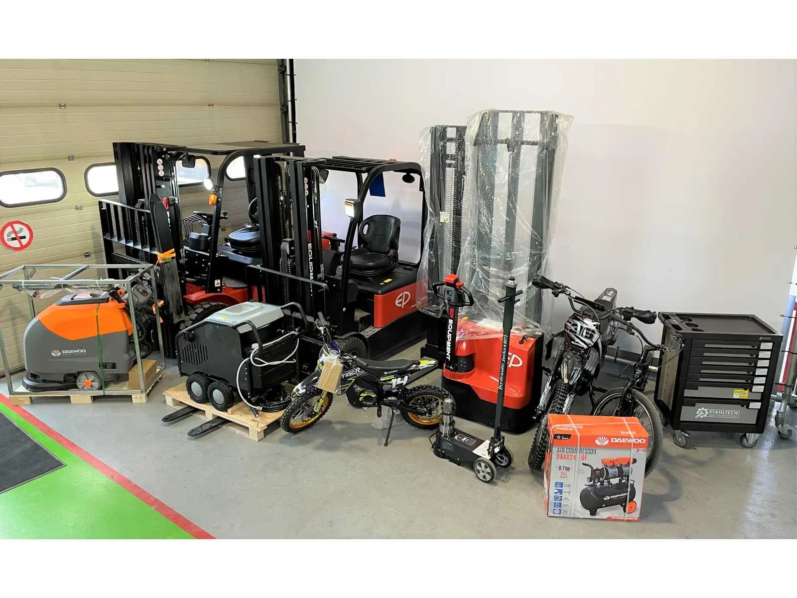 Heftrucks, stapelaars, gereedschappen, aggregaten en schoonmaakmachines
