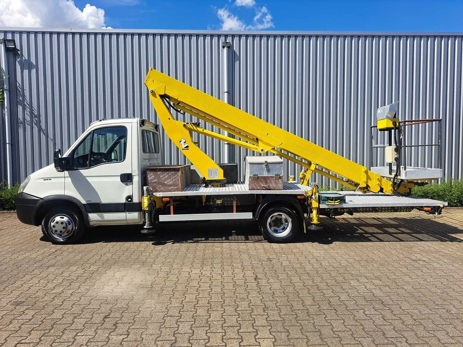 Heftrucks, vrachtwagens, hoogwerkers, gereedschappen