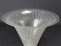 Helderglazen "sonoor" trechtervaas met tincraquelé, ontwerp a.d.copier 1935, uitvoering glasfabriek leerdam kleine chip - afbeelding 1 van  5
