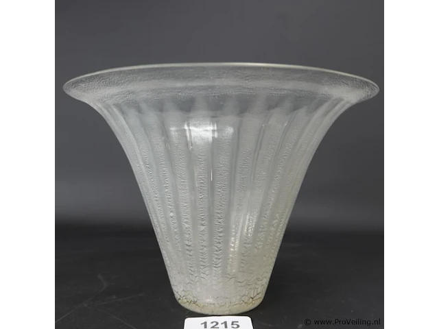 Helderglazen "sonoor" trechtervaas met tincraquelé, ontwerp a.d.copier 1935, uitvoering glasfabriek leerdam kleine chip - afbeelding 2 van  5