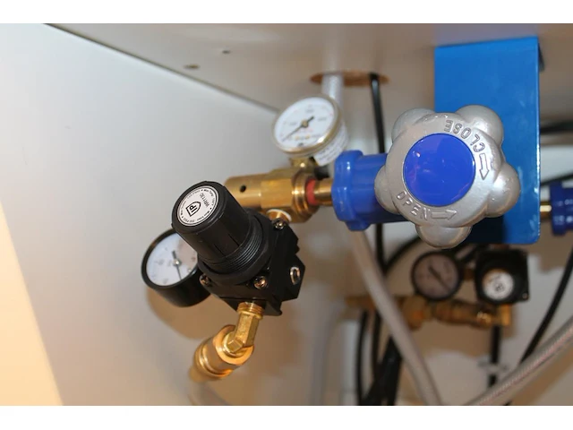 Heliumballon opblaasset bestaande uit workstation countertop inflator conwin duplicator 2 inflator, manomet... - afbeelding 3 van  4