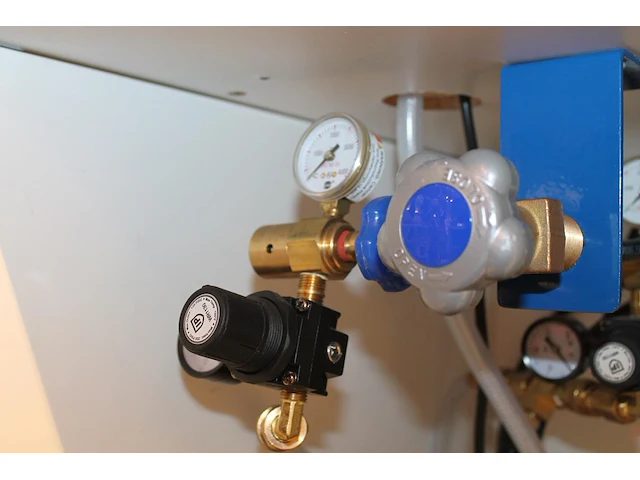 Heliumballon opblaasset bestaande uit workstation countertop inflator conwin duplicator 2 inflator, manomet... - afbeelding 2 van  3