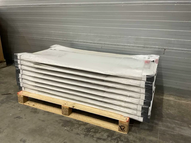 Henrad hygiene type 10 paneelradiator 979w (8x) - afbeelding 1 van  7