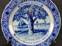 Herdenkingsschotel, de porceleyne fles, 1, geboorte prinses beatrix, 938 - afbeelding 2 van  5
