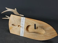 Hertengewei op houten schild - afbeelding 5 van  5