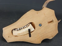 Hertengewei op houten schild - afbeelding 5 van  5