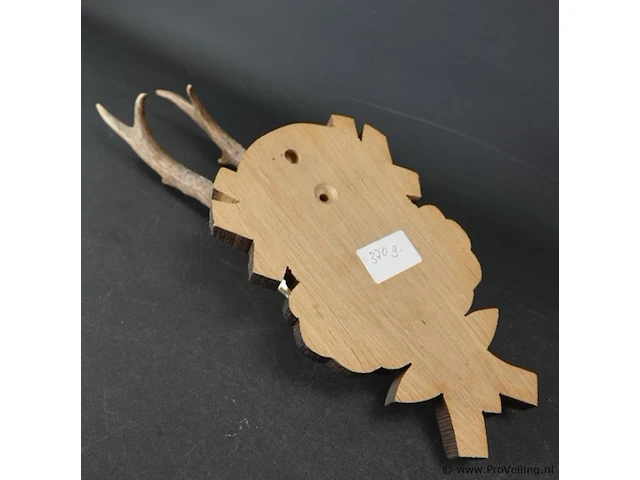 Hertengewei op houten schild - afbeelding 5 van  5