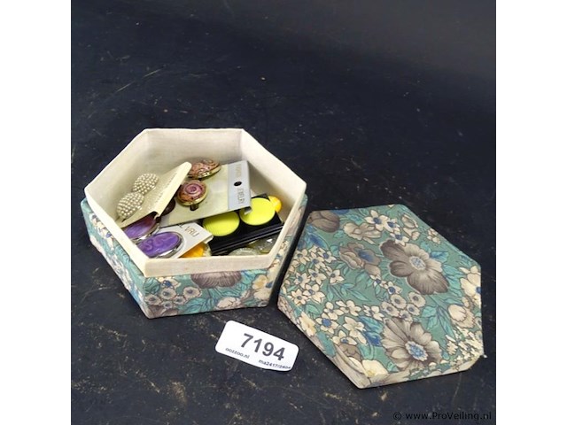 Hexagonale doos met inhoud - afbeelding 1 van  3