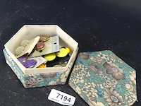 Hexagonale doos met inhoud - afbeelding 1 van  3