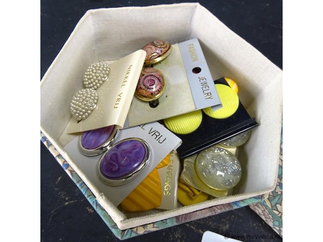 Hexagonale doos met inhoud - afbeelding 2 van  3