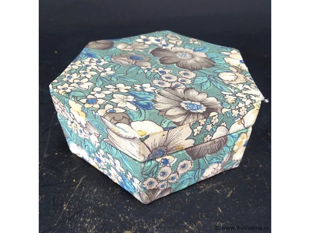 Hexagonale doos met inhoud - afbeelding 3 van  3